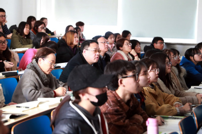 贾玉明书记听取马克思主义学院郑丽娜讲授的《马克思主义基本原理概论》
